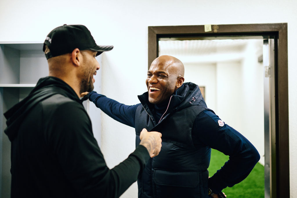 Cagliari, Suazo e la nostalgia: un tuffo nel passato con Mboma e Oliveira