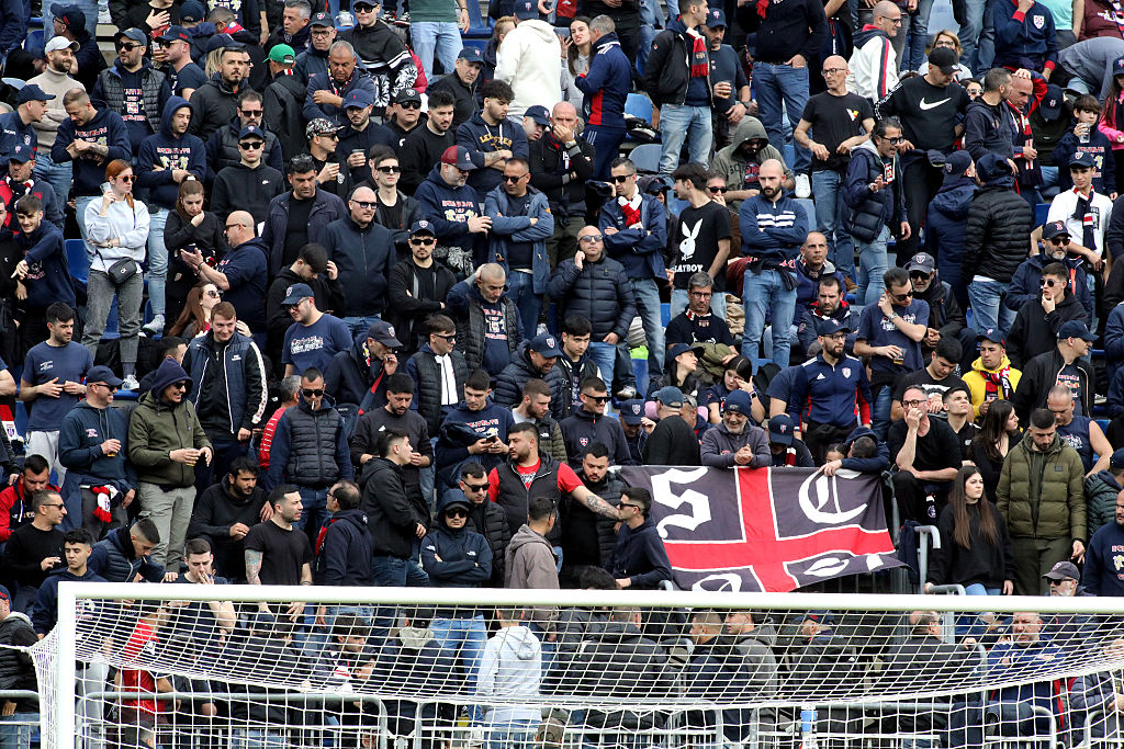 Cagliari, la protesta pacifica dei tifosi: a Empoli per rimanere fuori