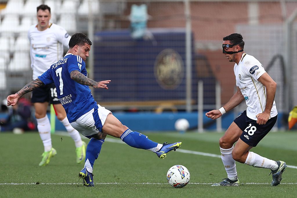 Il Como supera 3-1 il Cagliari. Per i rossoblù non è ancora salvezza