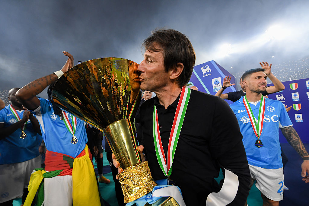 Cagliari, omaggio a Conte per lo scudetto con il Napoli