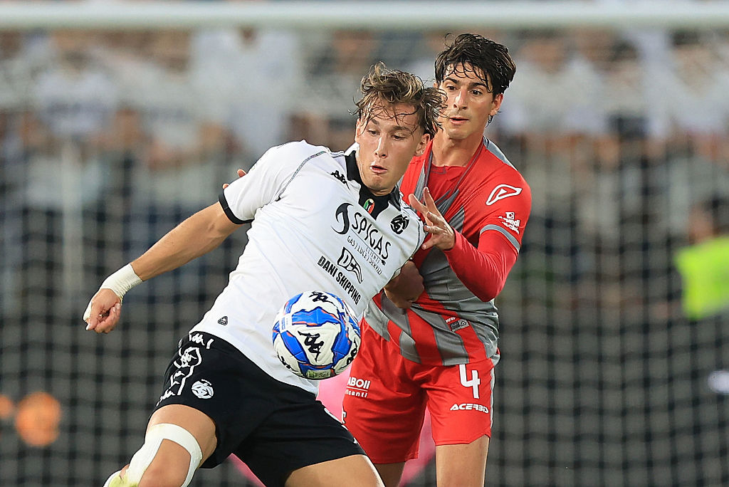 Cagliari punta Esposito: Lazio in pressing sull'attaccante