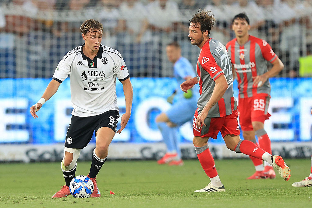 Il Cagliari punta Pio Esposito: sfida a Parma e Bologna per l’attaccante