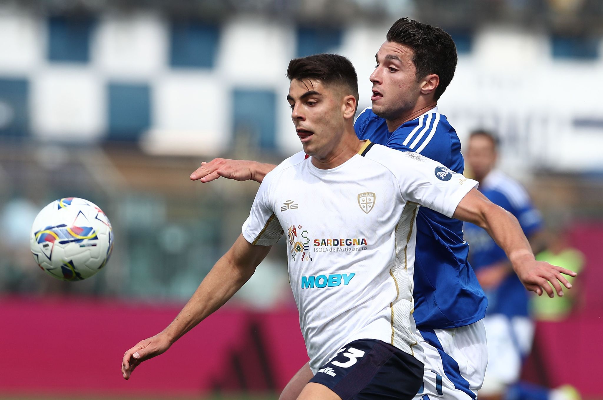 Mercato Cagliari, Obert nel mirino dell'Anderlecht. Futuro in bilico