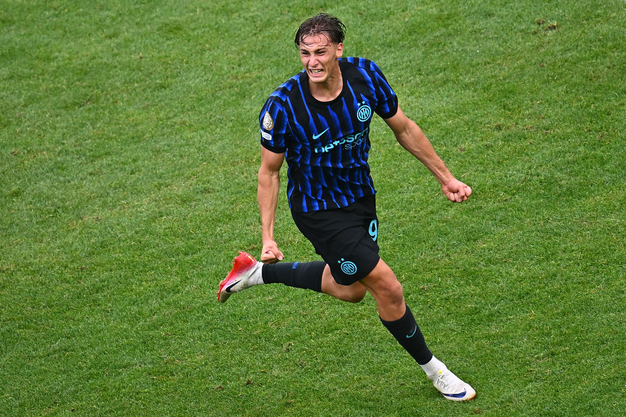 Vieri su Esposito: "Forte è forte, l'Inter fa bene a tenerlo"