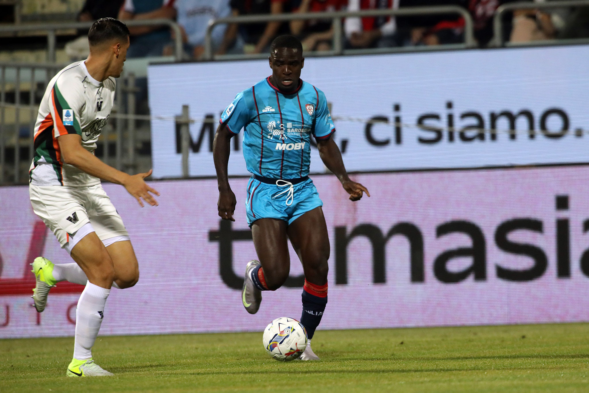 Cagliari, sirene inglese per Luvumbo: la posizione del club