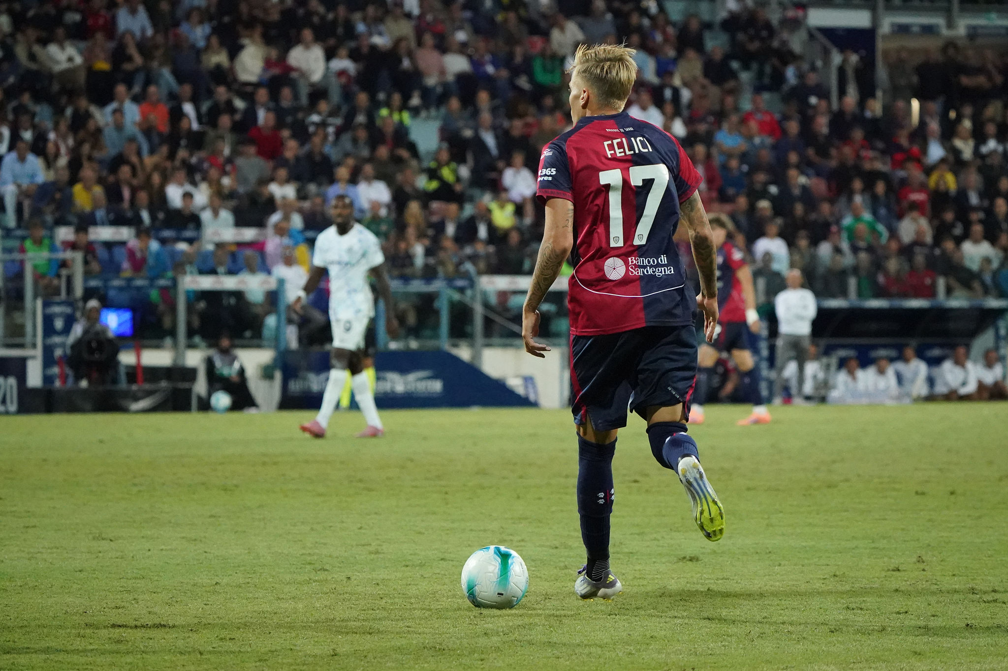 Le ultime da Cagliari: Mina guida la difesa, Zappa insidia Felici. Adopo cerca rilancio