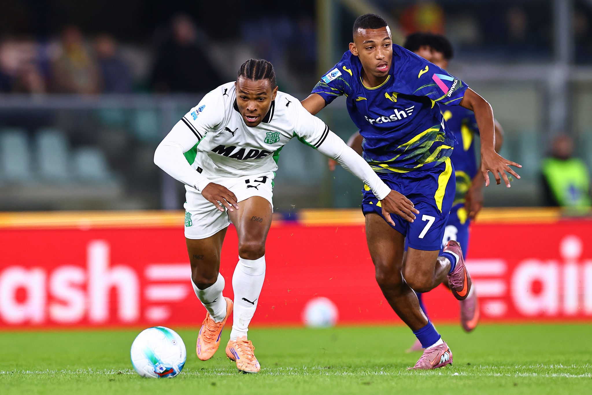 Cagliari-Sassuolo: la punizione di Laurienté gela la Domus Arena