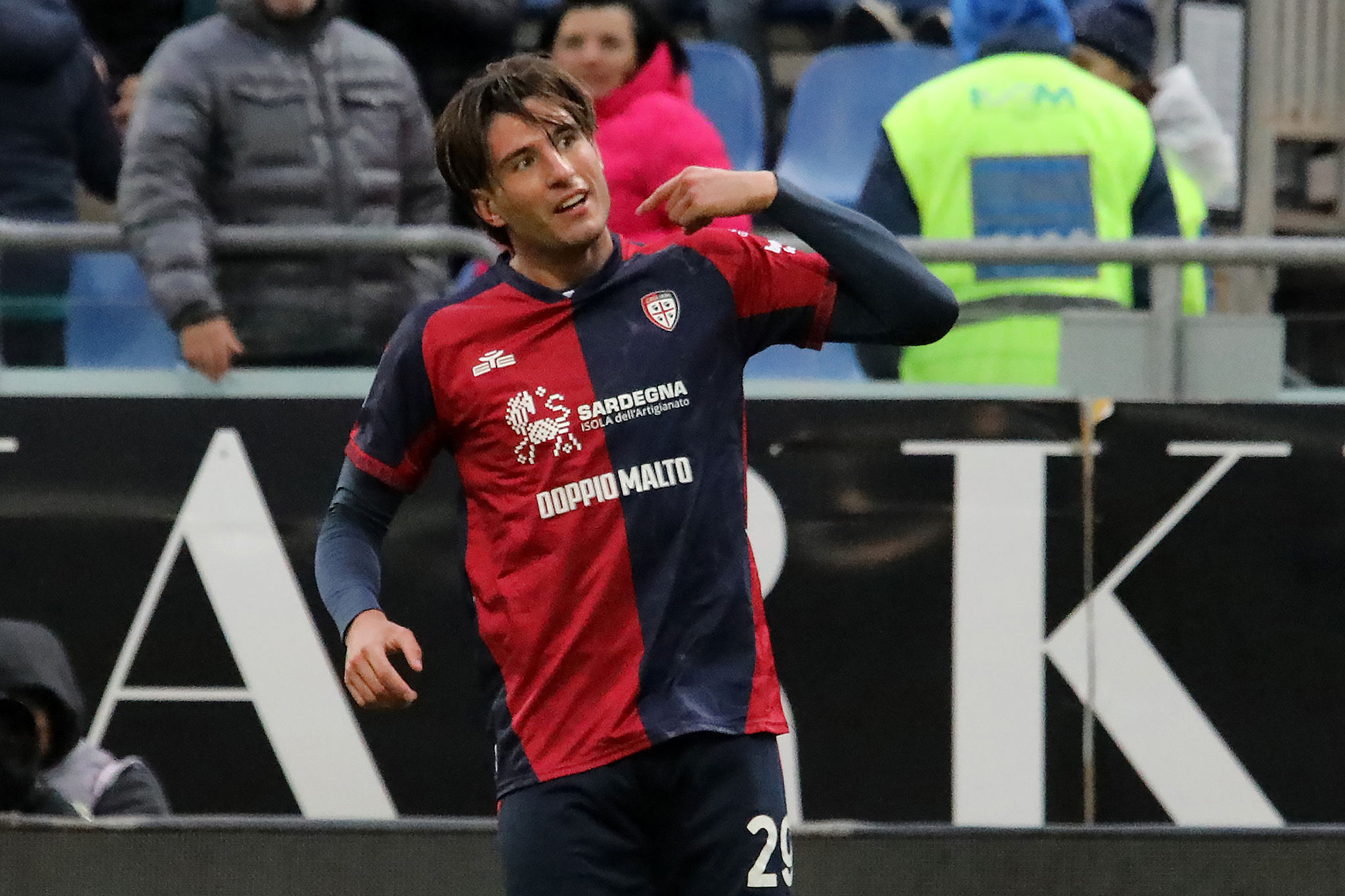 Borrelli trascina il Cagliari: la sua doppietta al Genoa diventa “un’opera d’arte”