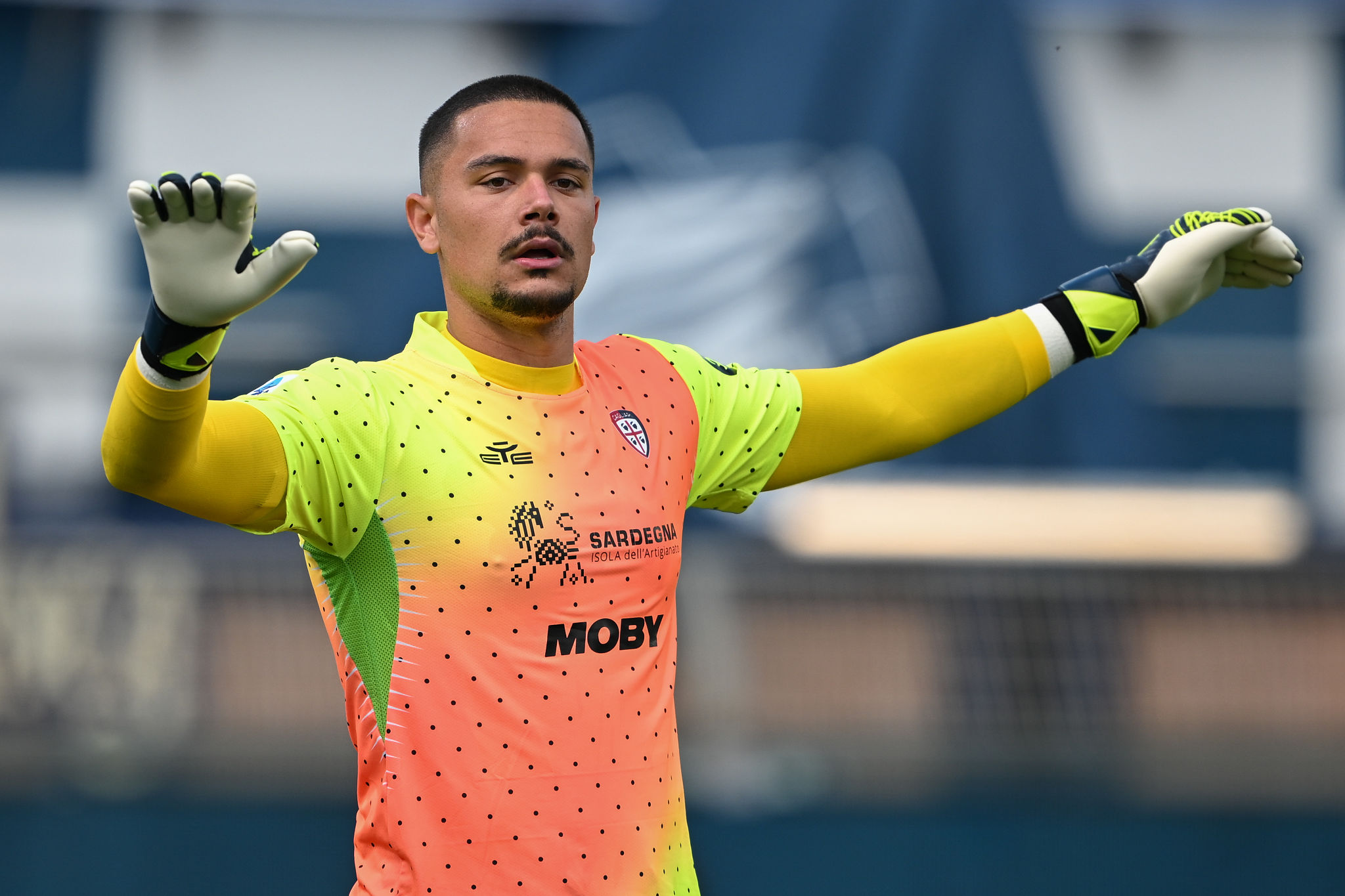 Como-Cagliari, una partita a singhiozzo: 36 fischi e spettacolo interrotto