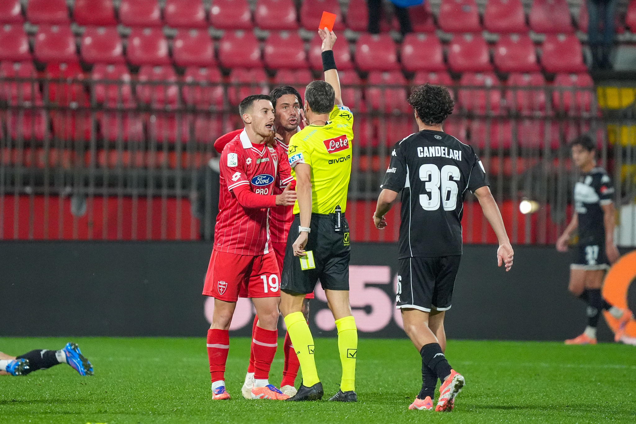 La Penna dirigerà Cagliari-Genoa: la designazione completa per la sfida