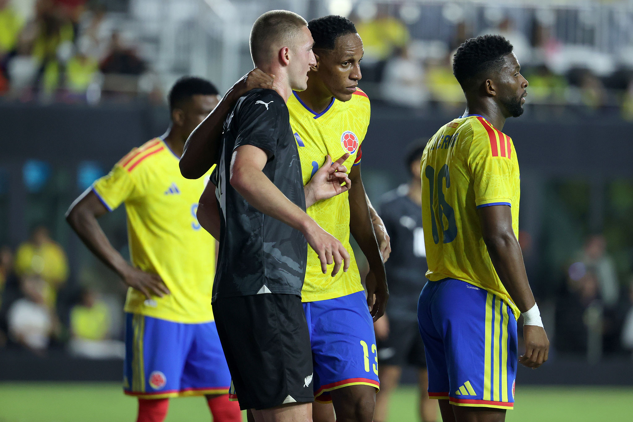 Mina nel mirino di un giornalista colombiano: “È bravo solo nelle coreografie”