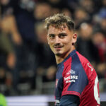 Cagliari prepara la sfida con il Como: sorrisi e concentrazione ad Assemini