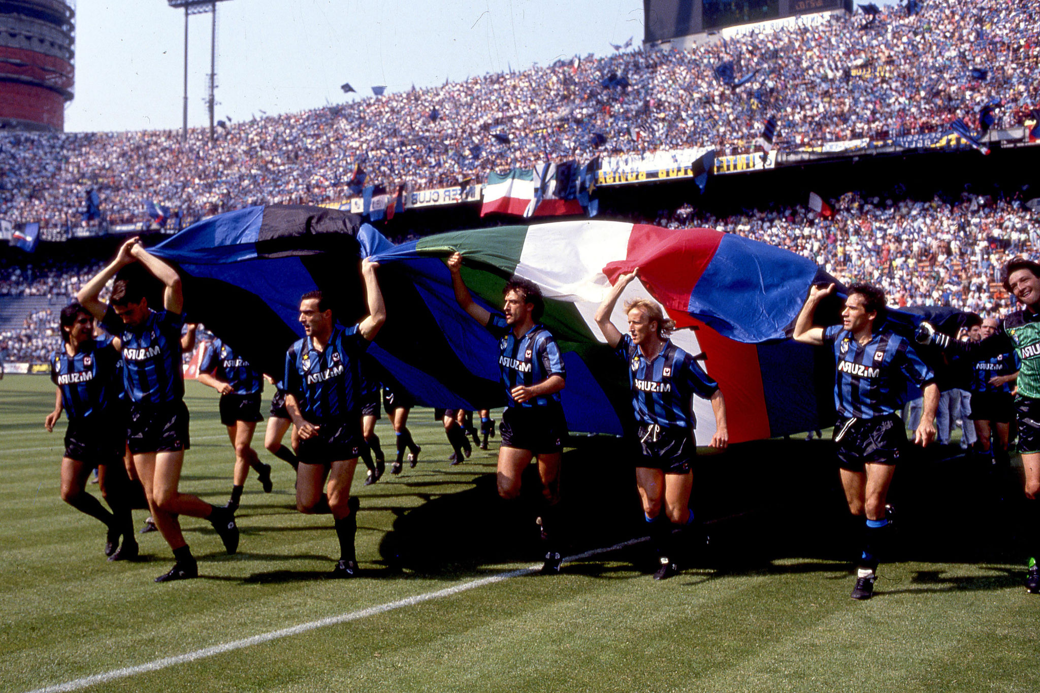 Zenga, l’ex allenatore del Cagliari finisce in una canzone di Tommaso Paradiso