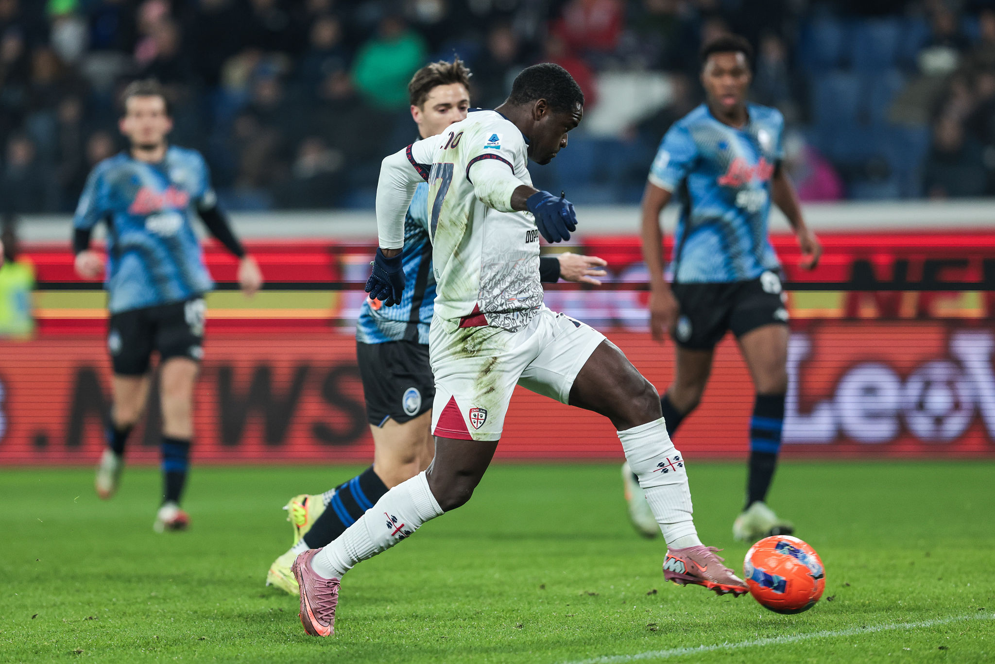 Brutta sorpresa per Luvumbo ed Esposito: furto nelle loro case a Cagliari