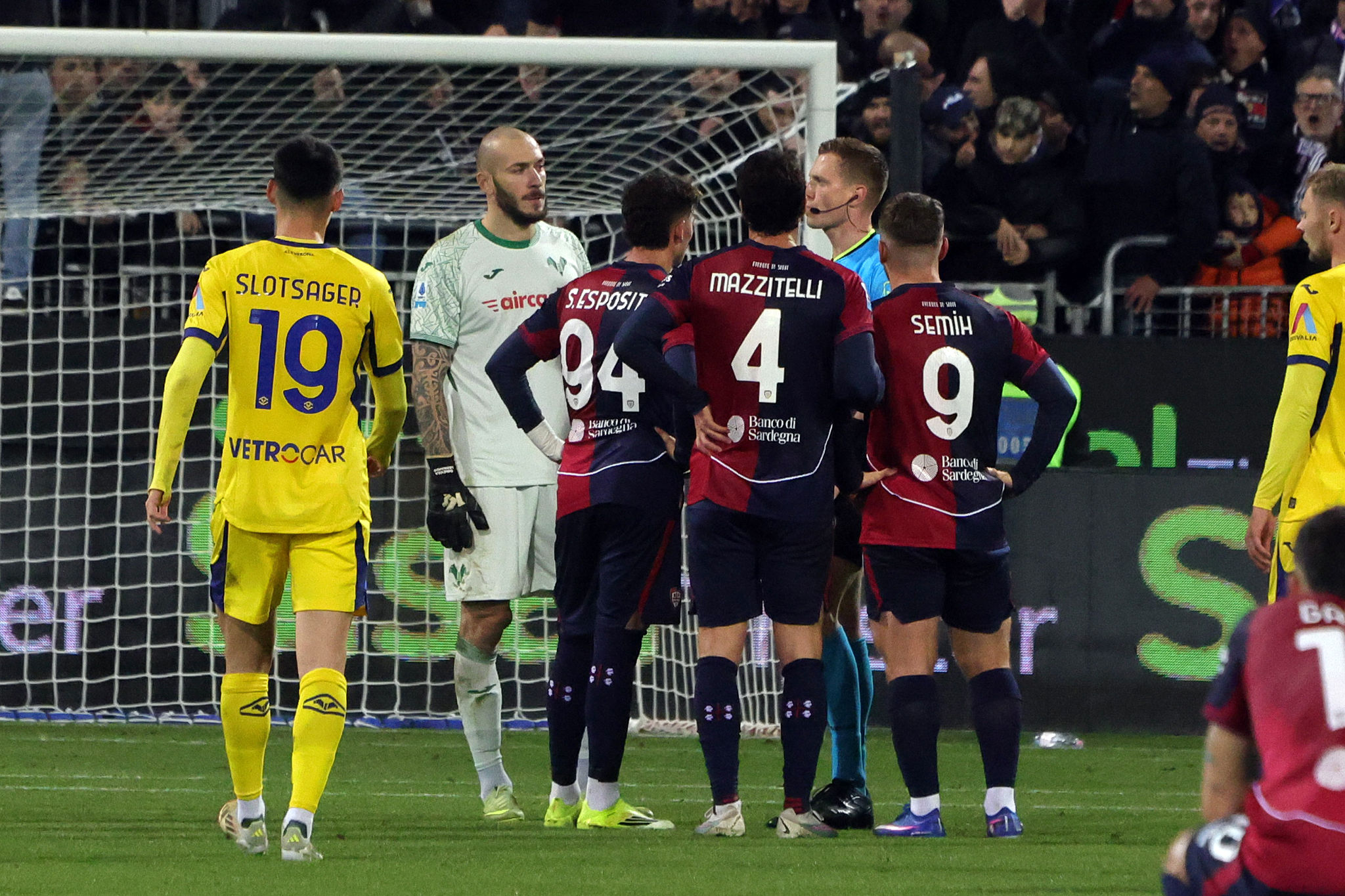 Cagliari show all’Unipol Domus: travolto l’Hellas Verona 4-0