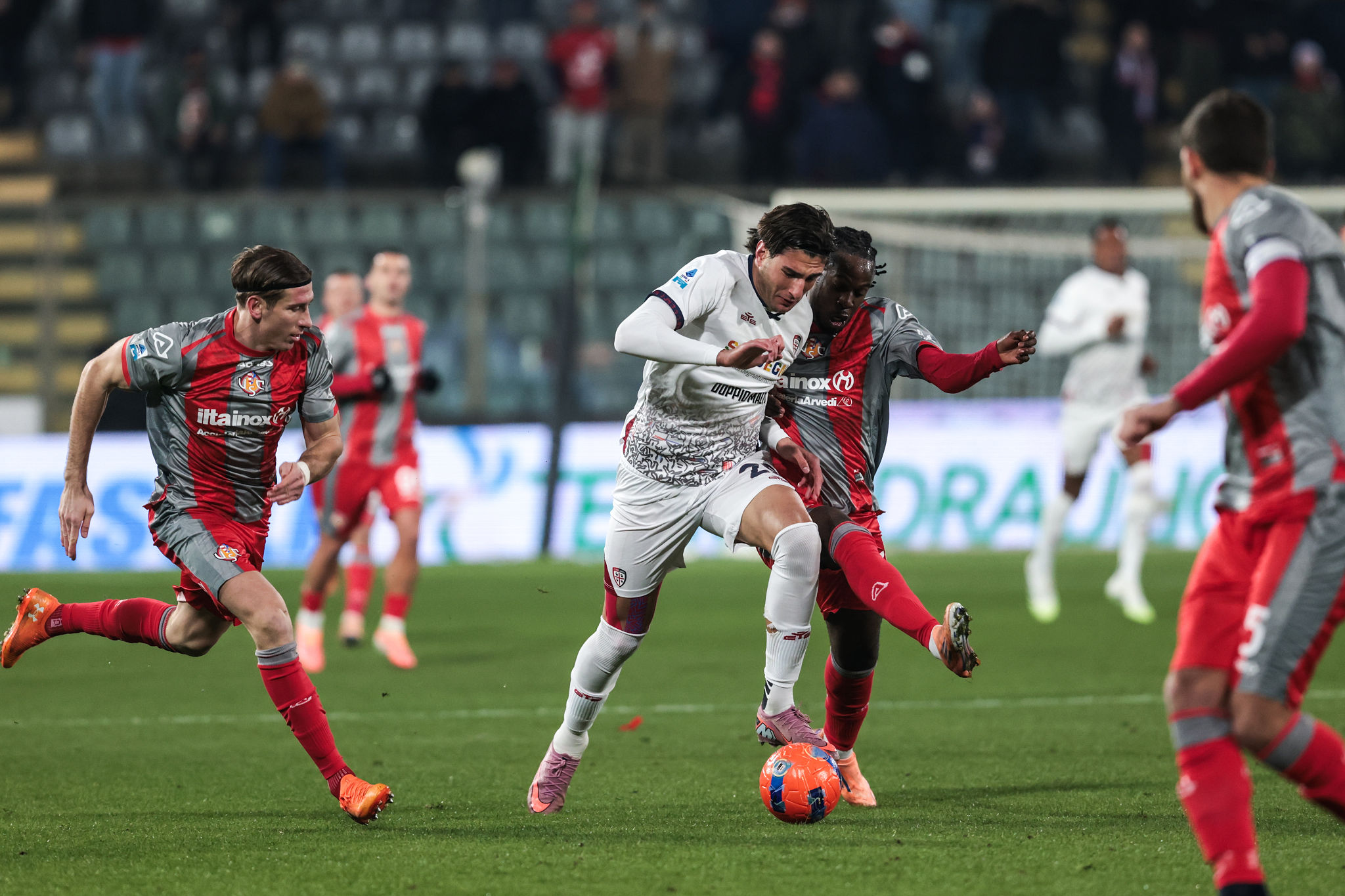 La Penna dirigerà Genoa-Cagliari: la designazione completa