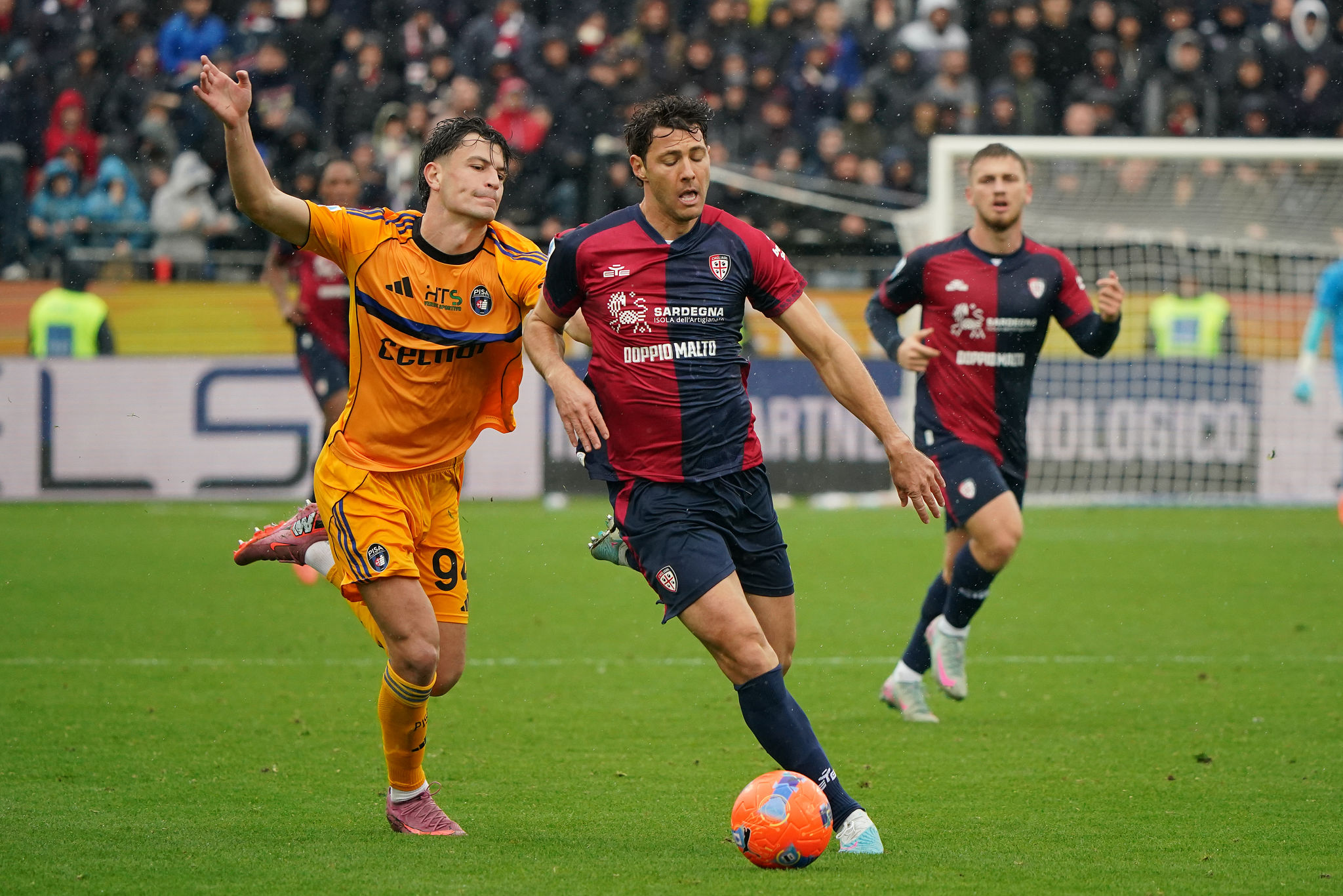 Serie A, pioggia e vento sulla sfida tra Cagliari e Verona all’Unipol Domus