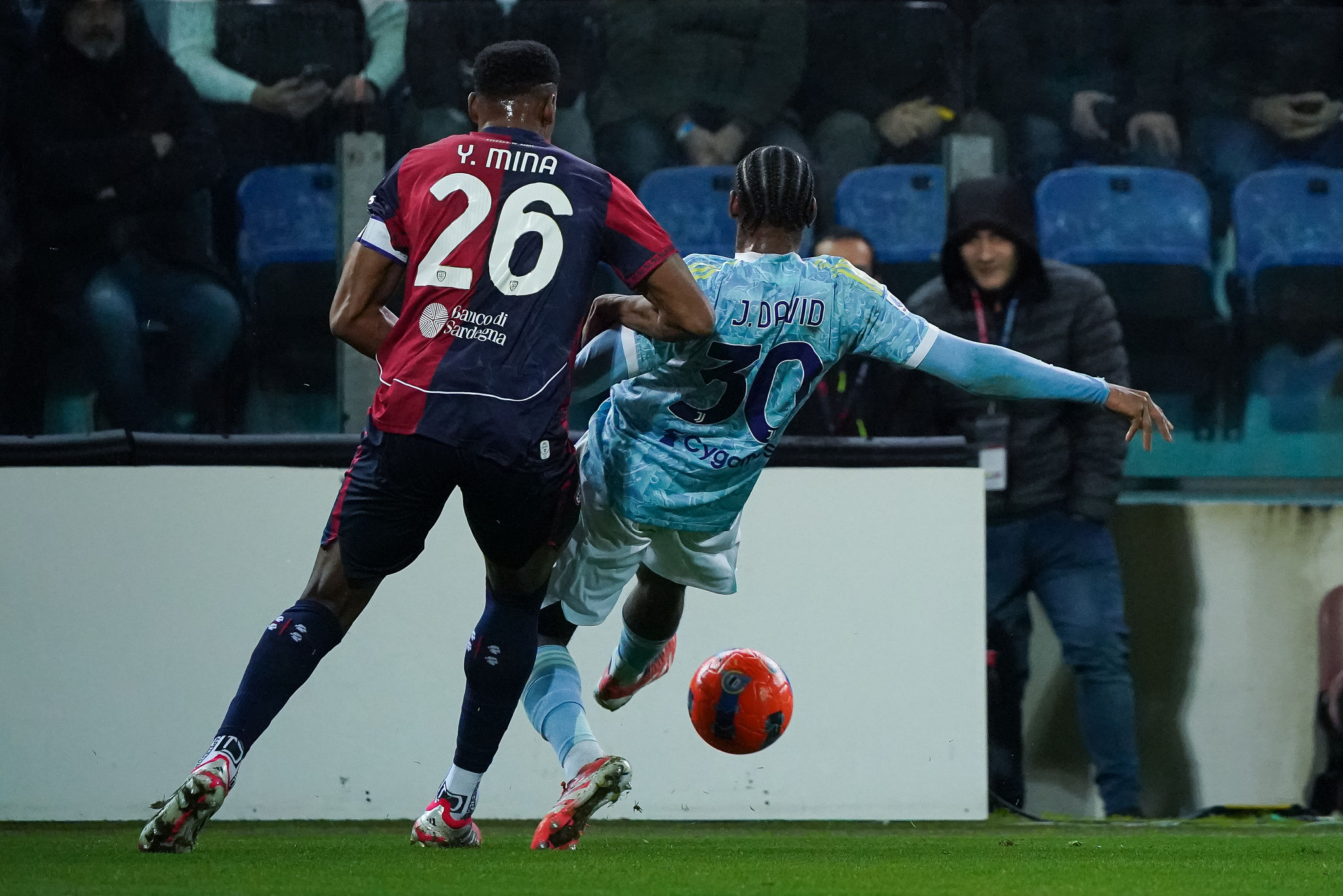 Cosmi incorona Mina: “Un giocatore determinante per la salvezza del Cagliari”