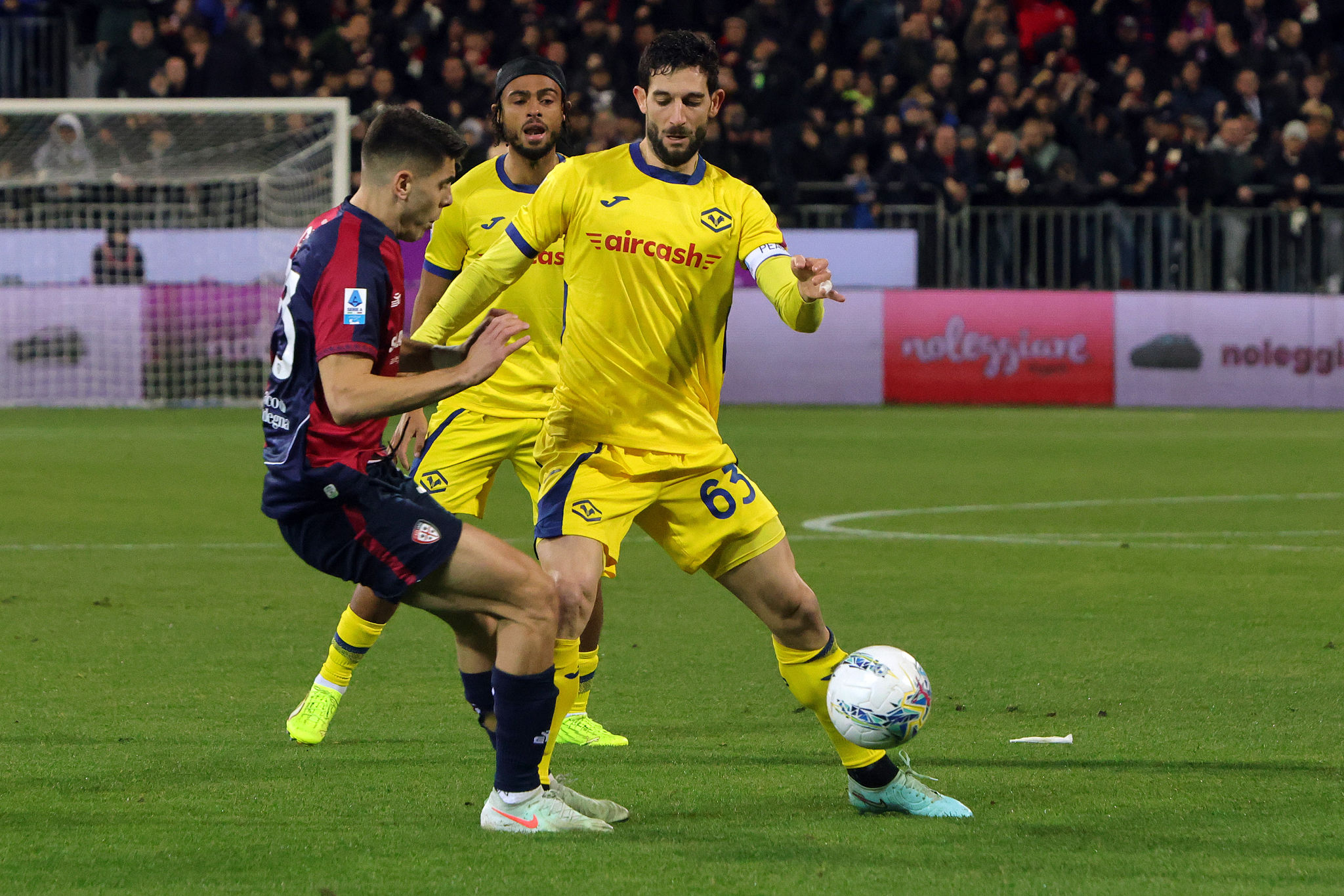 ✓ Obert suona la carica: l'orgoglio del Cagliari dopo la vittoria sul Verona