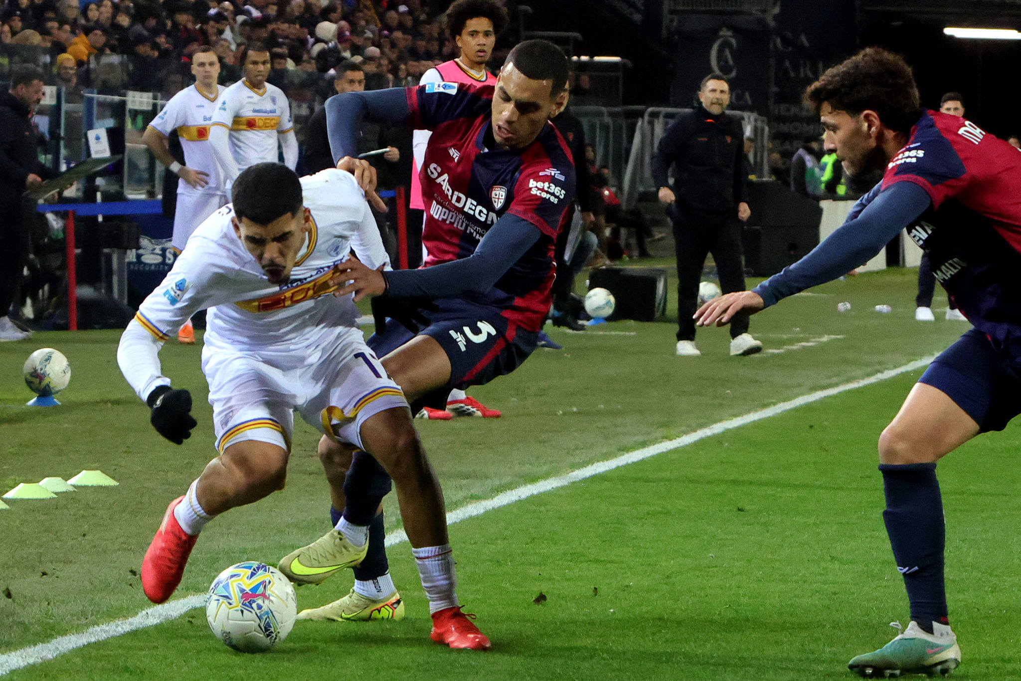 ✗ Sconfitta interna per il Cagliari, il Lecce passa 2-0 all'Unipol Domus