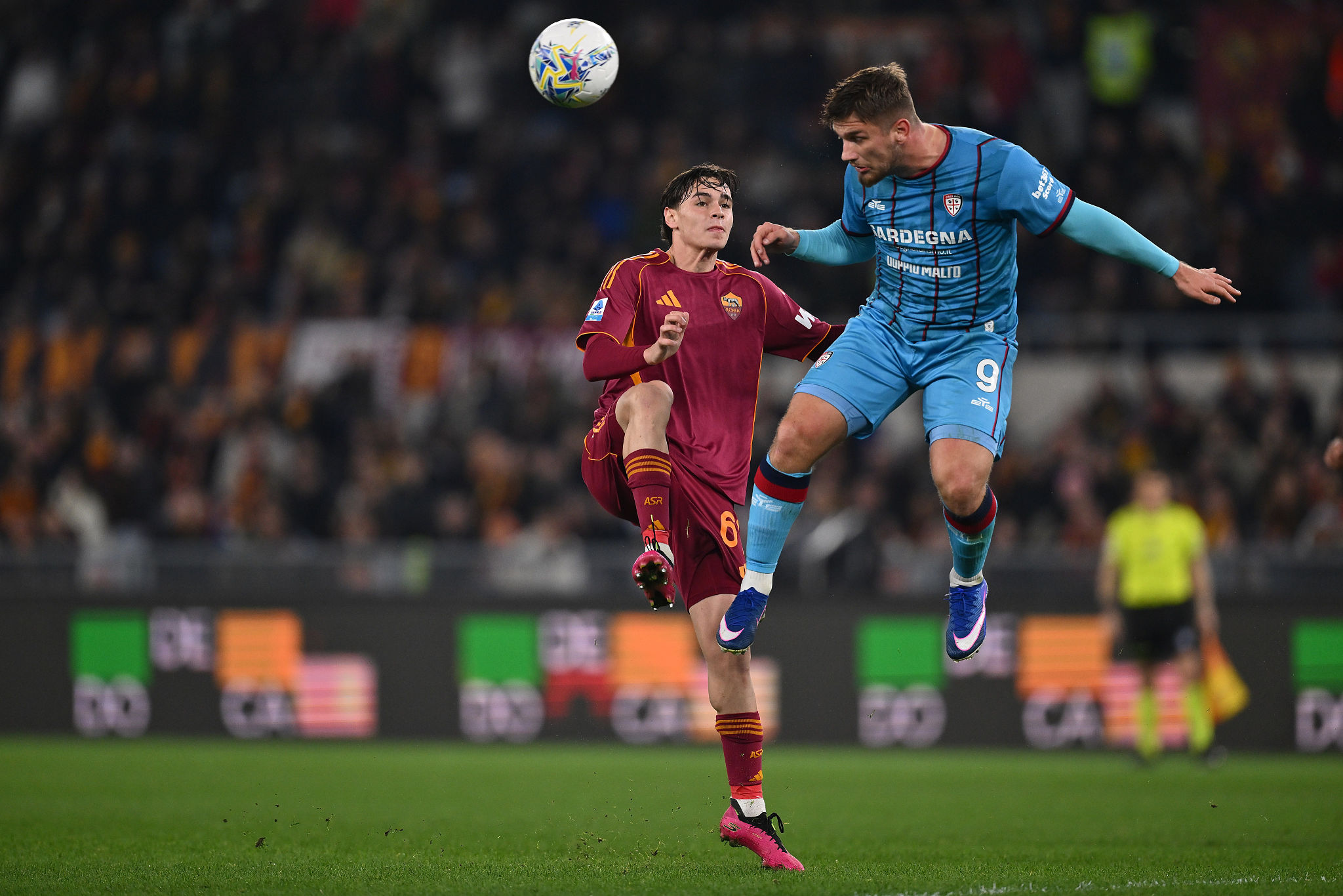 Pisilli esalta l'intensità della Roma, Malen celebra un gol "alla Totti" contro il Cagliari