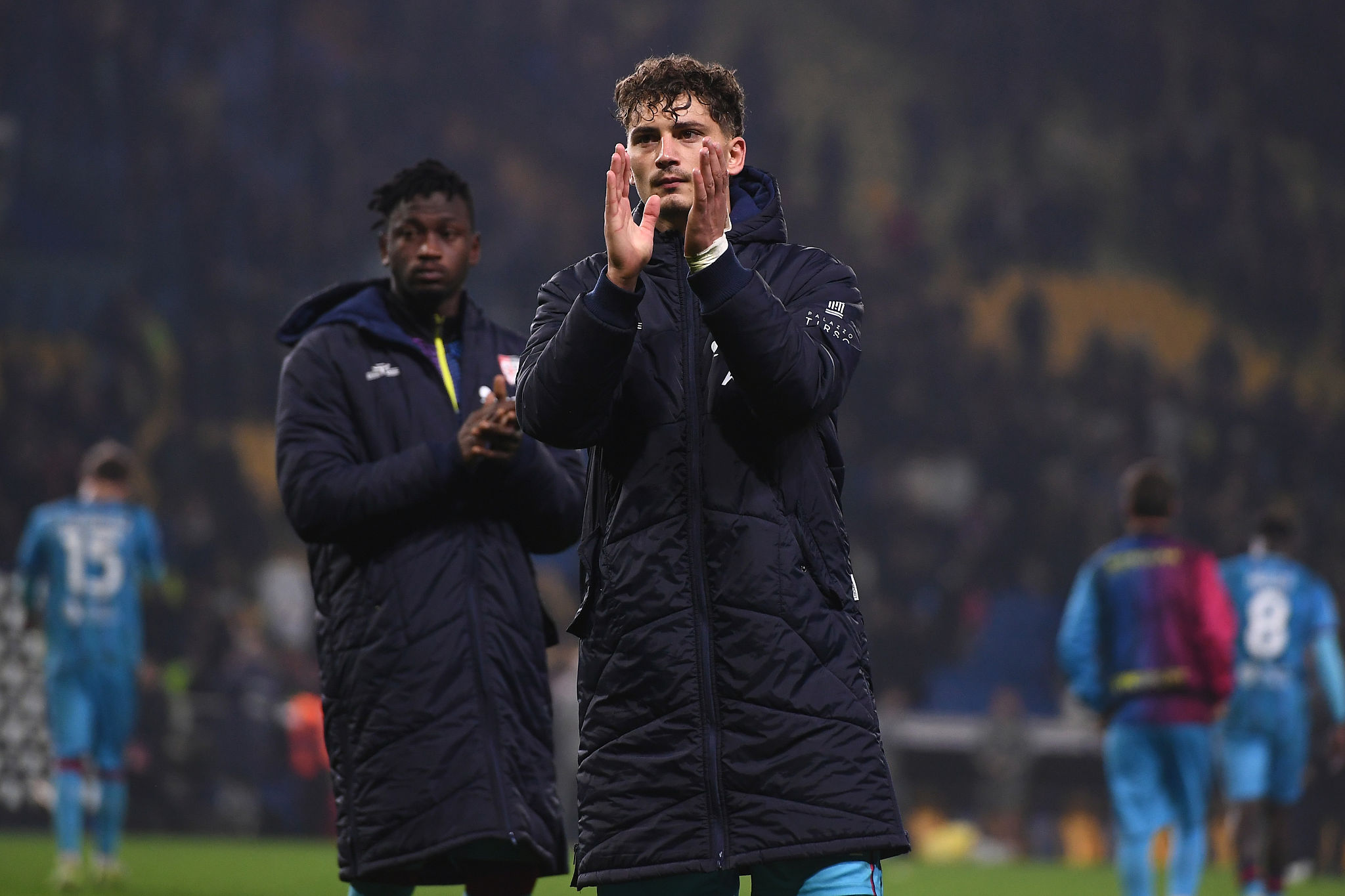 Folorunsho inventa, Caprile para. Il Cagliari strappa l'1-1 a Parma