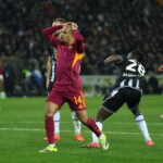 Malen, un pericolo in area per il Cagliari: i numeri che allertano Pisacane