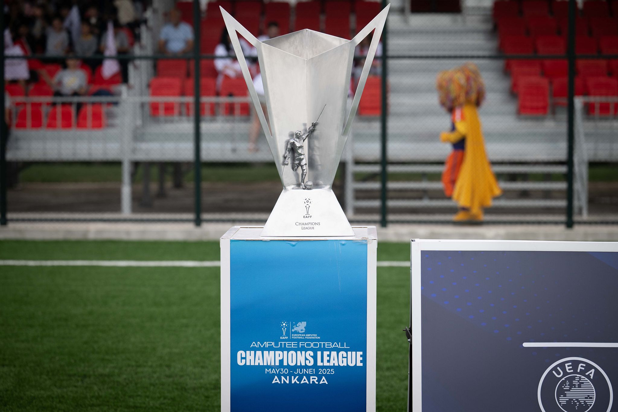 Il settore ospiti si trasforma: a Cagliari-Napoli spazio al calcio paralimpico