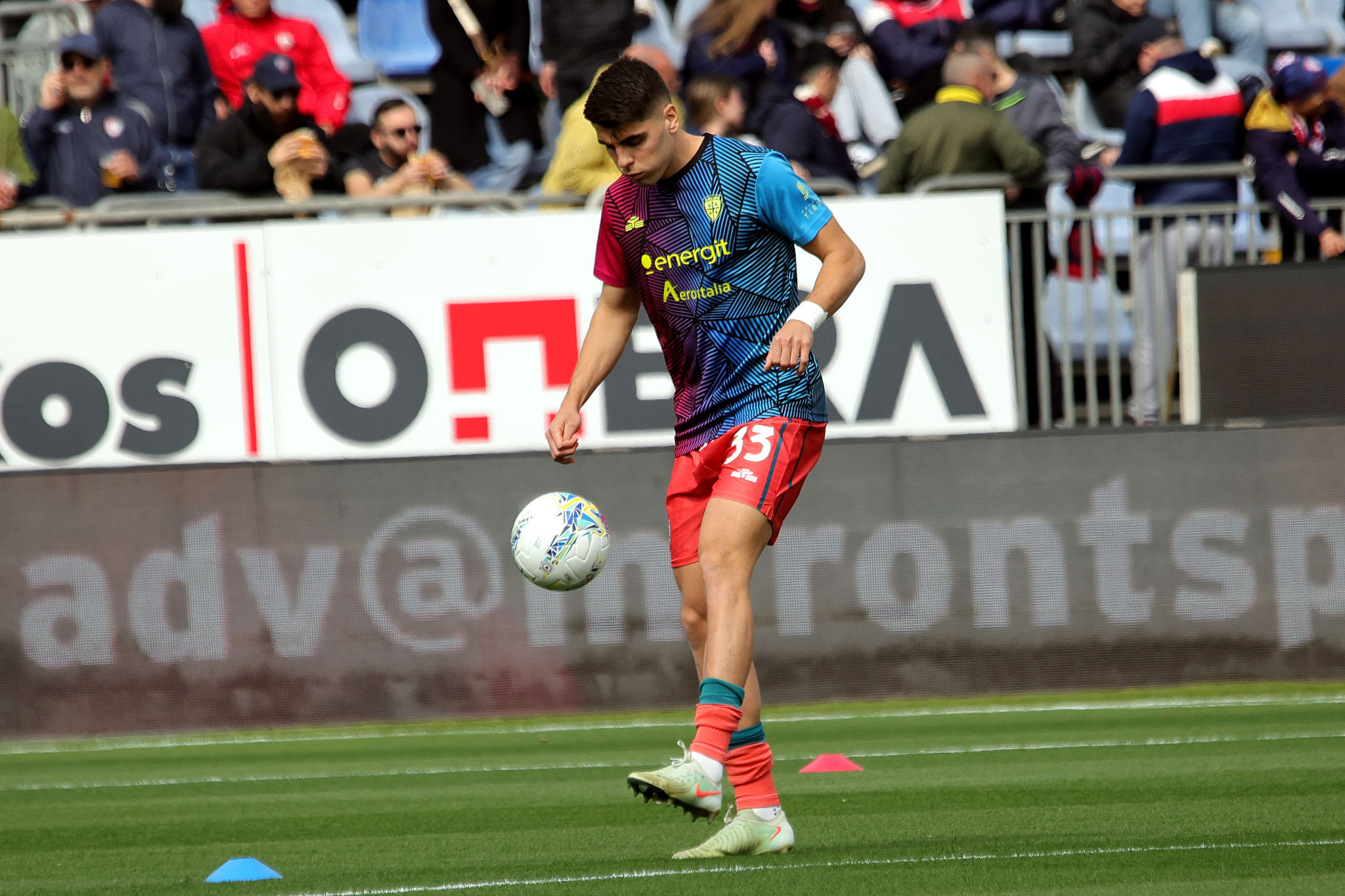 ✗ Un errore in avvio condanna il Cagliari, il Como passa 1-0 alla Domus