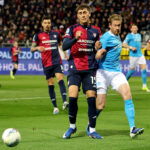 Un bicchiere vuoto dagli spalti per De Bruyne durante Cagliari-Napoli