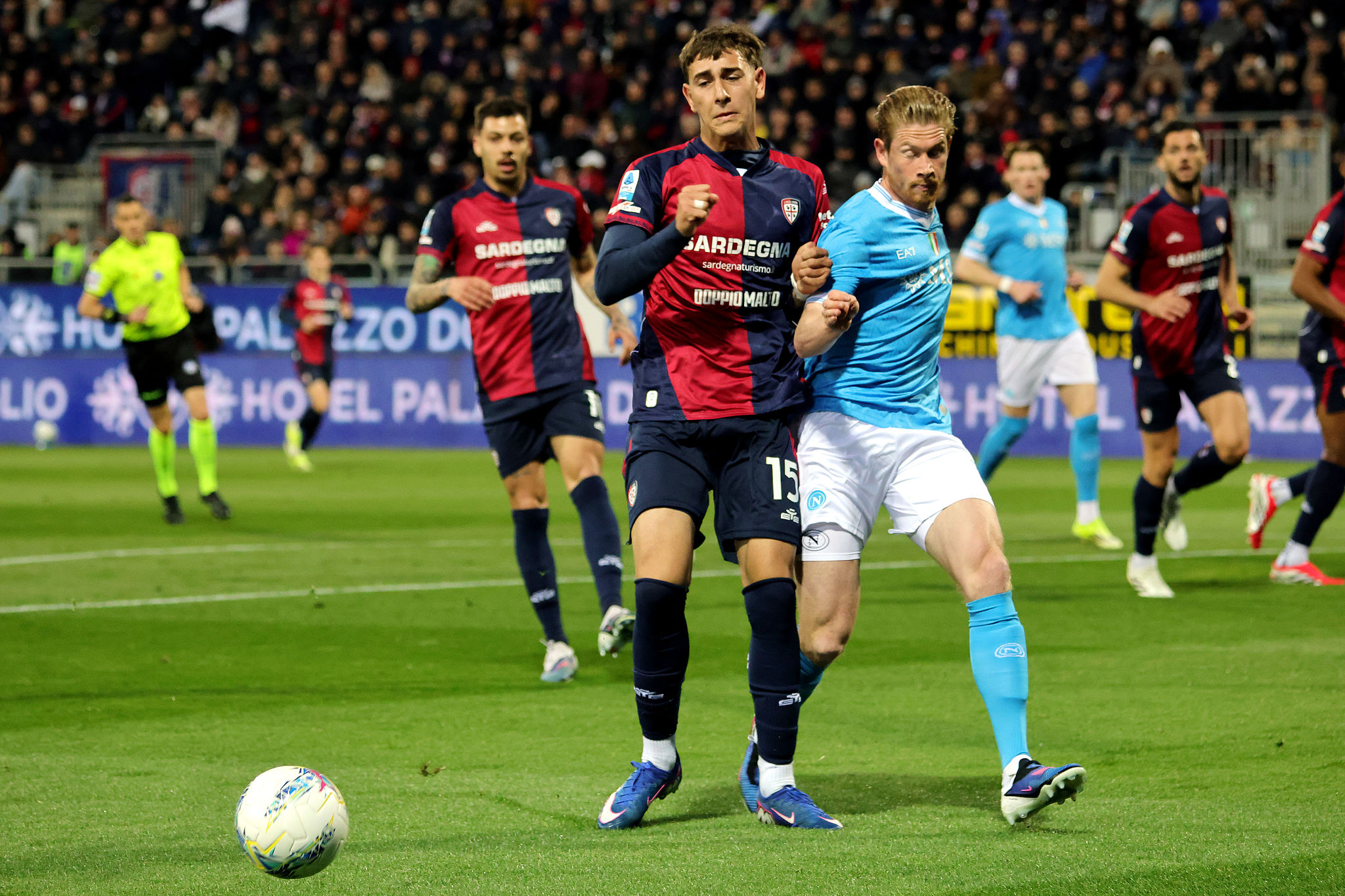 Un bicchiere vuoto dagli spalti per De Bruyne durante Cagliari-Napoli