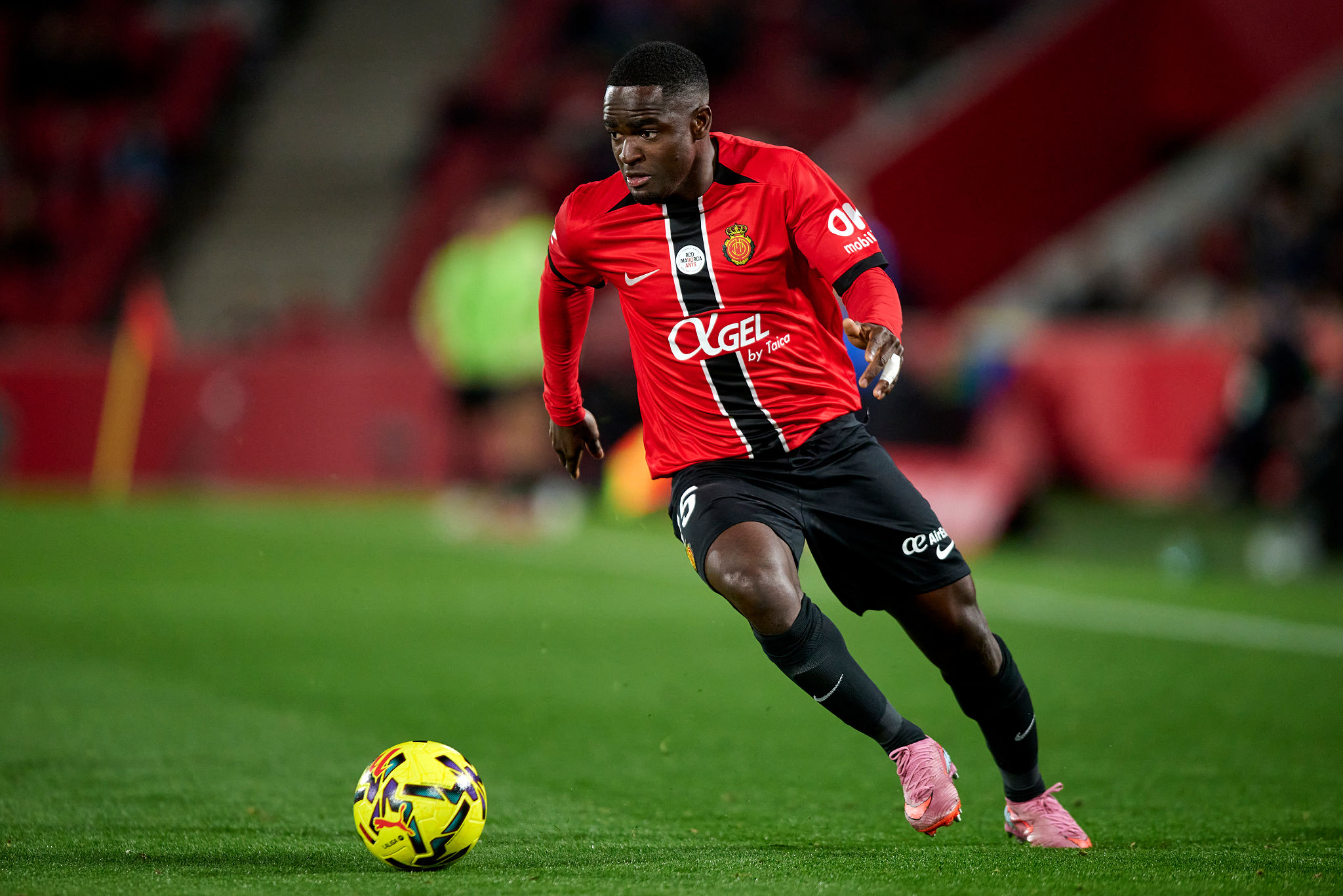 Zito Luvumbo compie 24 anni. Il ricordo della sua freccia a Cagliari