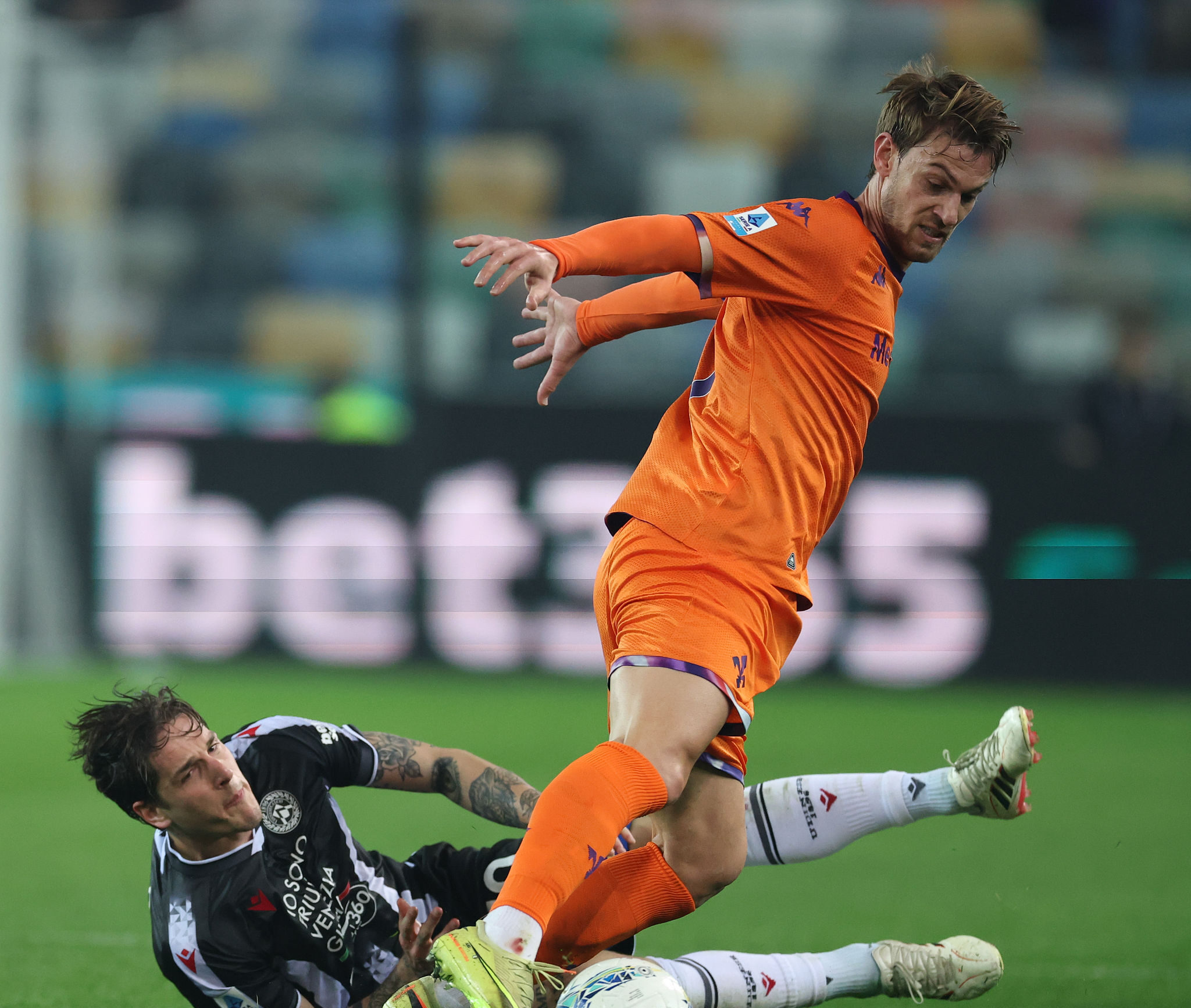 Crollo a Udine, l’ex Cagliari Rugani finisce nel mirino della critica