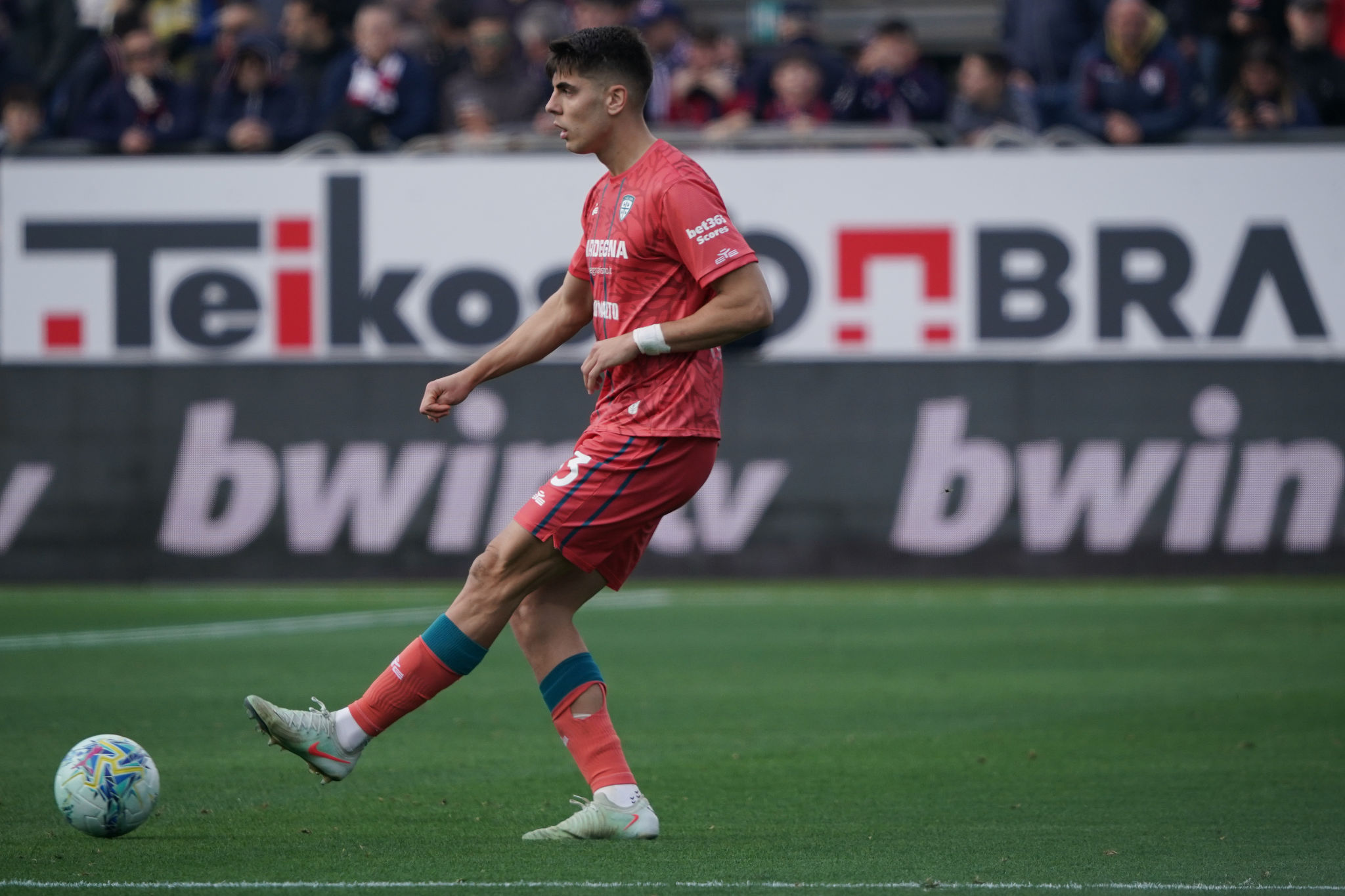 Obert spreca il pareggio al 93', l'incredulità di Esposito gela il Cagliari