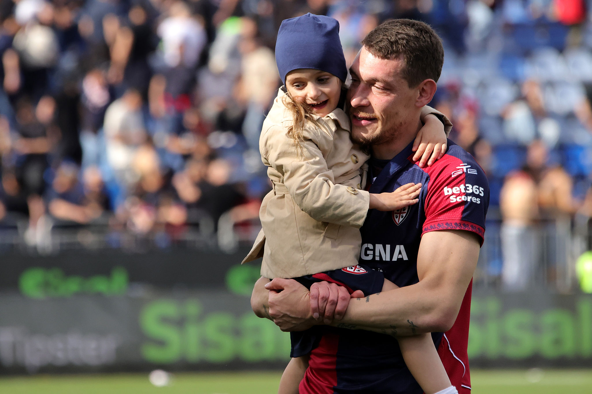 Belotti torna in campo: le lacrime e l'abbraccio emozionante con Deiola