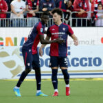 ✗ Doppietta di Mendy in dieci minuti, la Serie A celebra l'attaccante del Cagliari