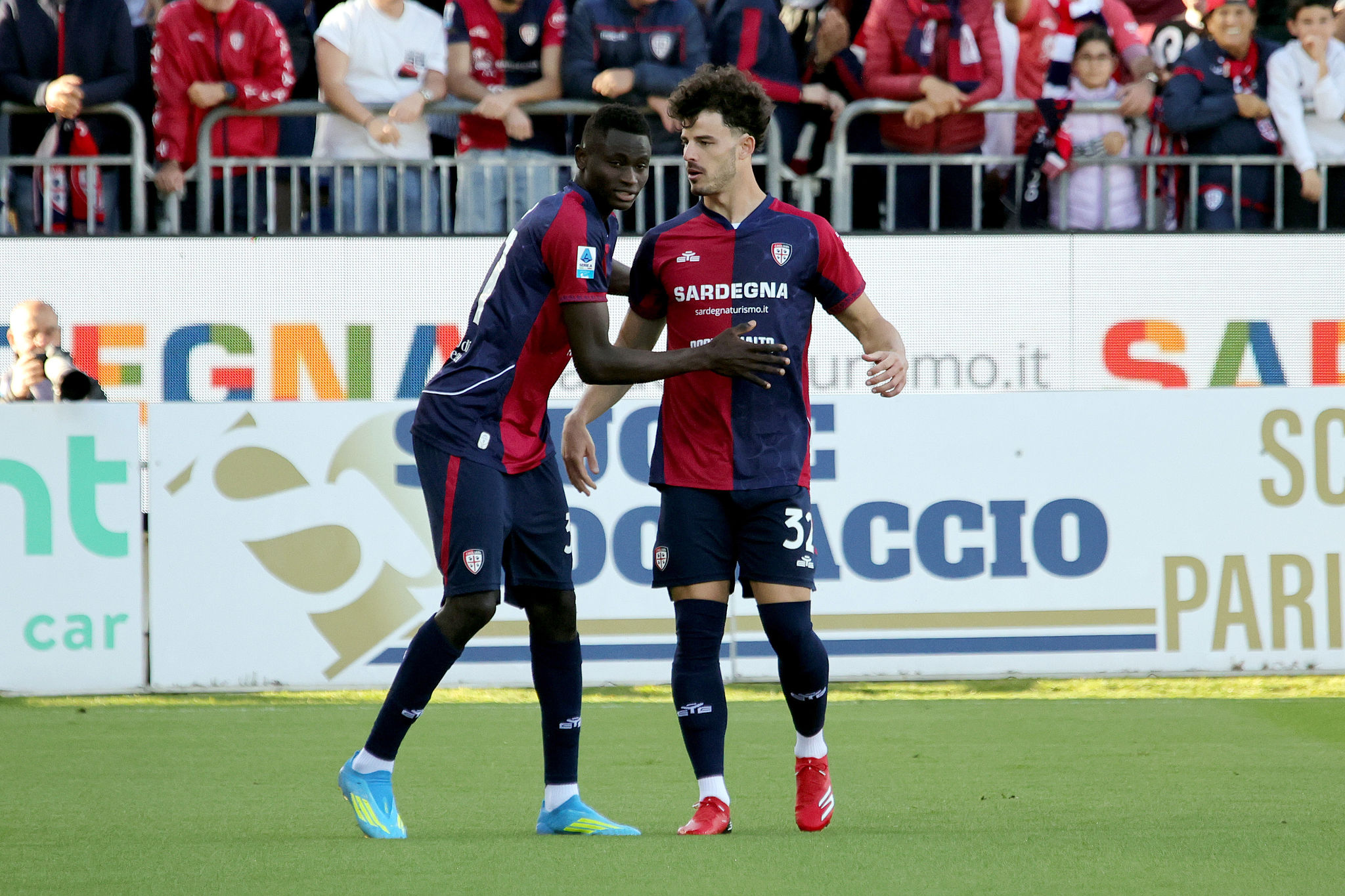 ✗ Doppietta di Mendy in dieci minuti, la Serie A celebra l'attaccante del Cagliari