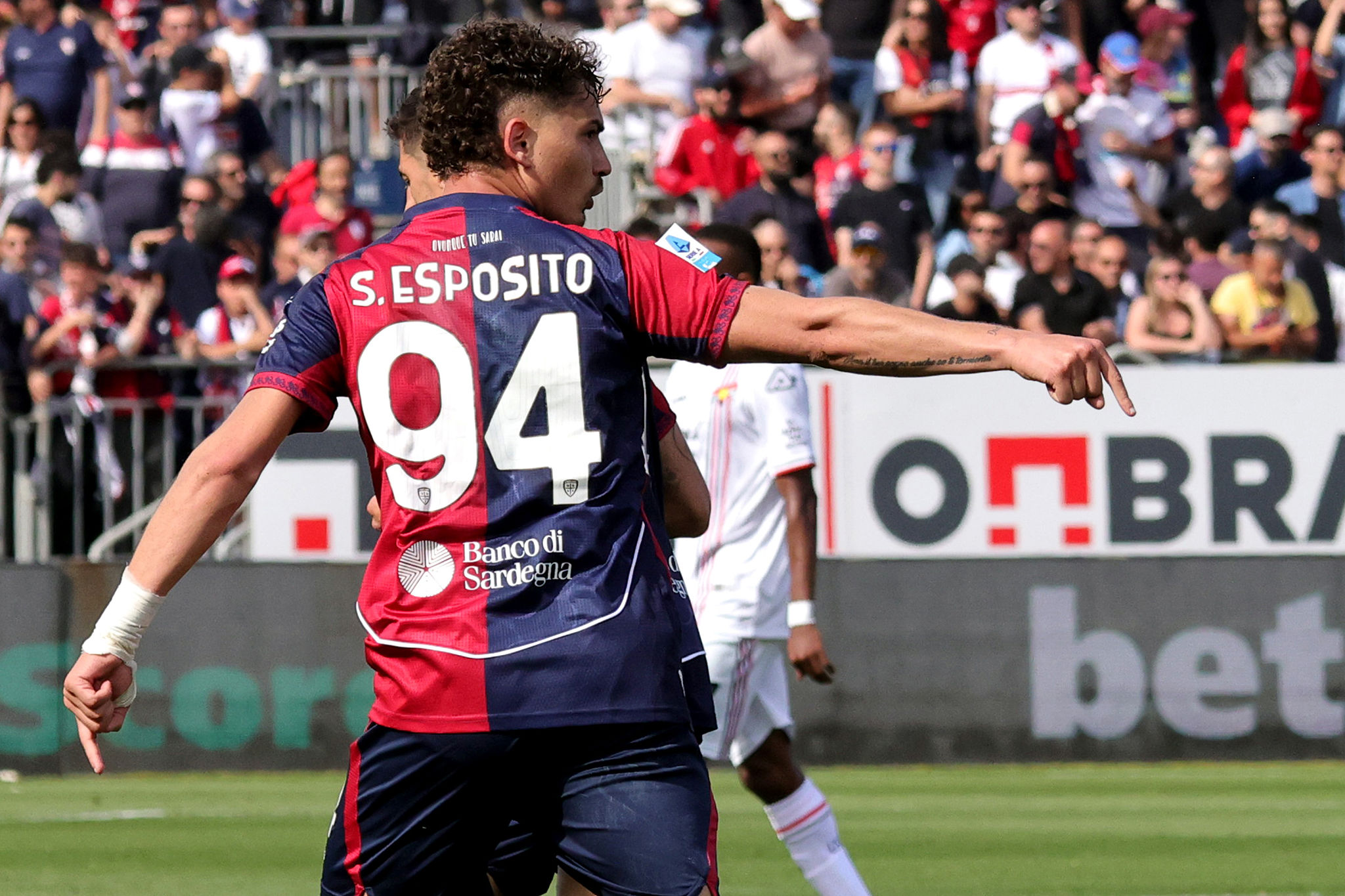 Cagliari, basta Esposito per decidere la sfida salvezza con la Cremonese: è 1-0