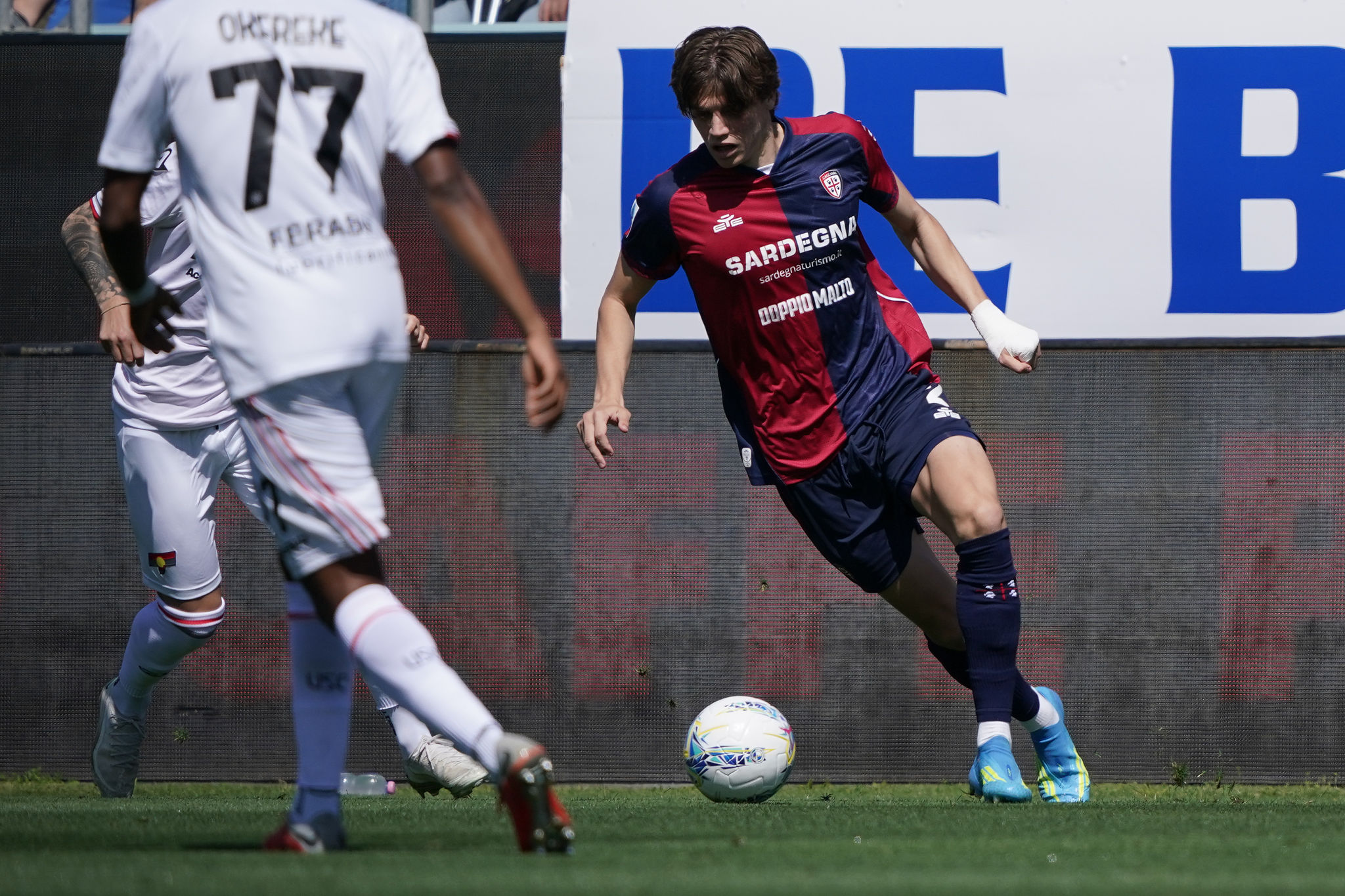 Palestra celebra la vittoria del Cagliari: "Finalmente, davanti ai nostri tifosi"