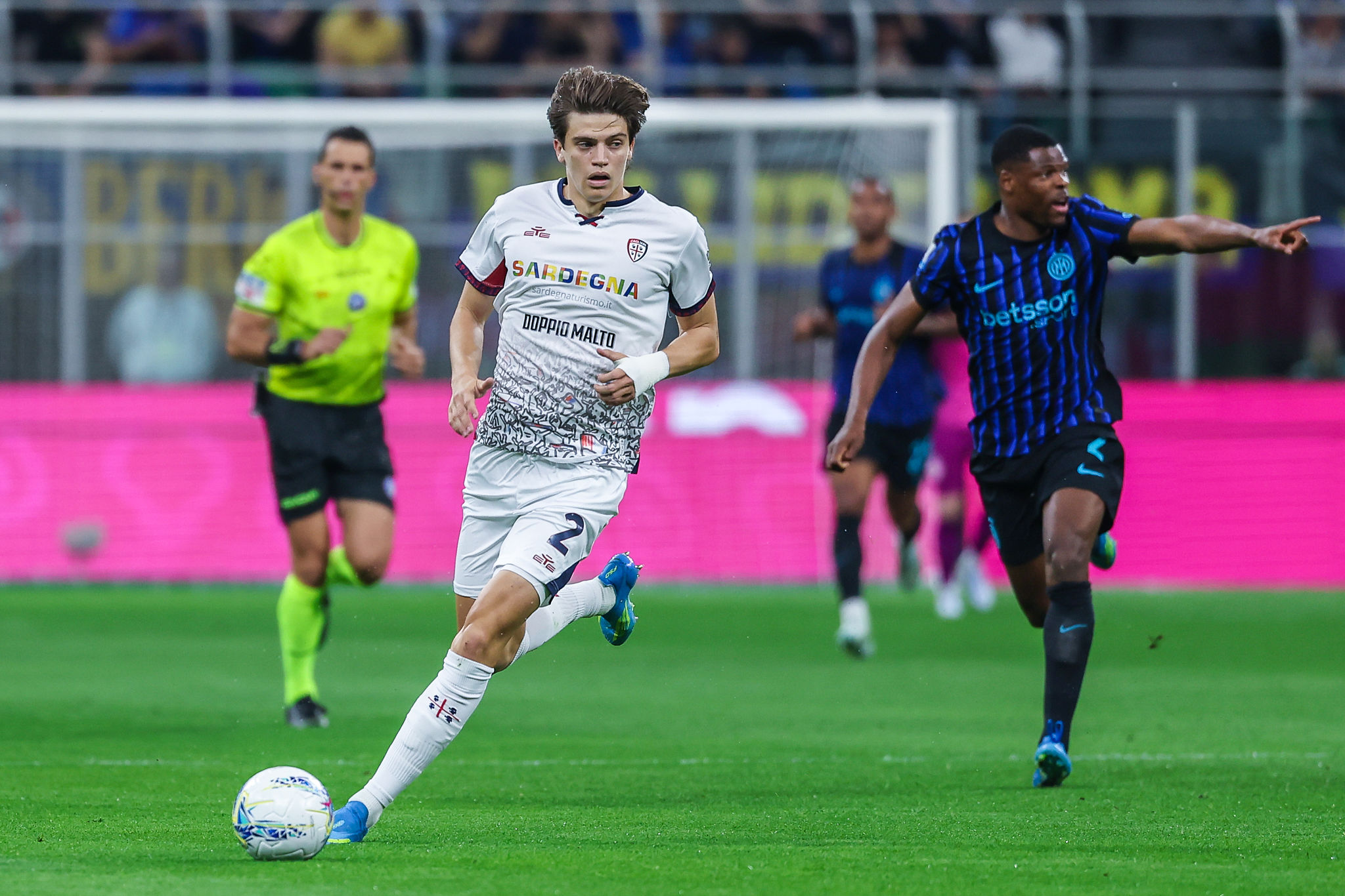 Una carta speciale per Palestra: il terzino del Cagliari entra nel Team of the Season di FC26