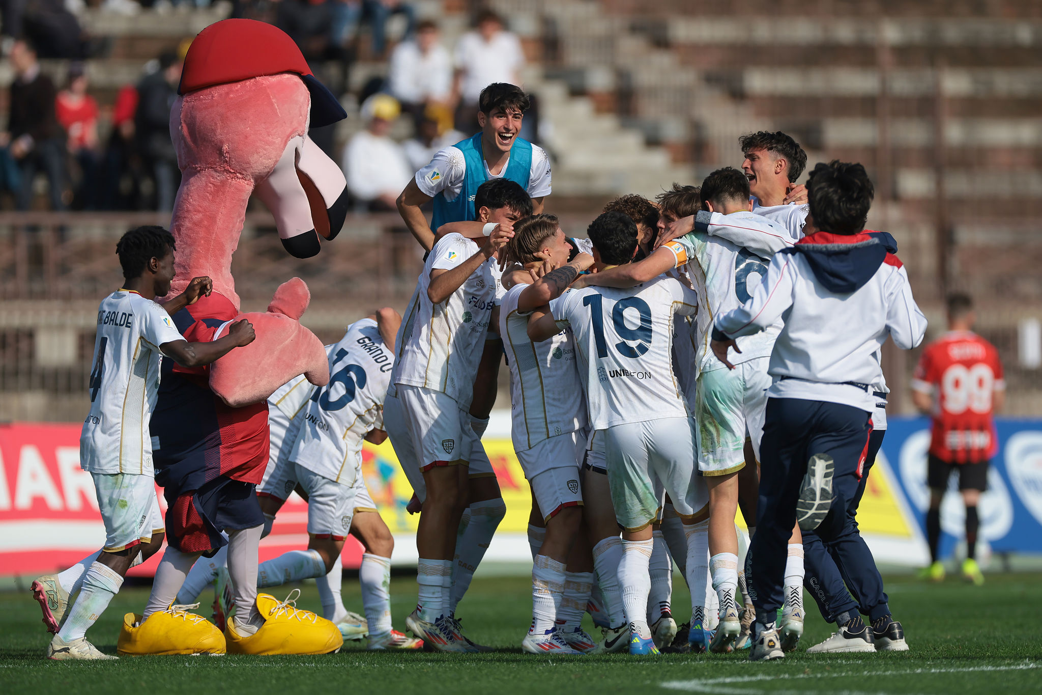 L'Under 17 del Cagliari porta un sorriso in pediatria al Brotzu