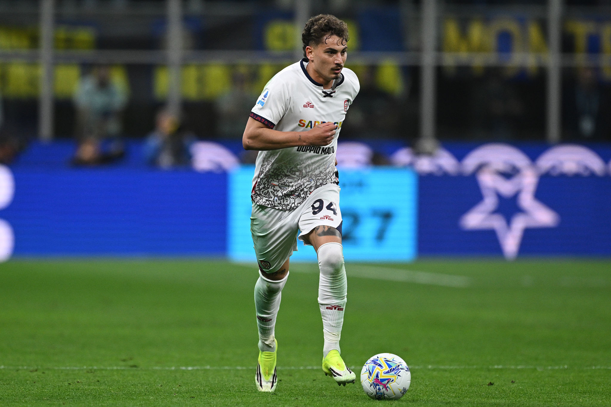 Esposito nel mirino del Napoli: il Cagliari valuta il futuro del suo attaccante