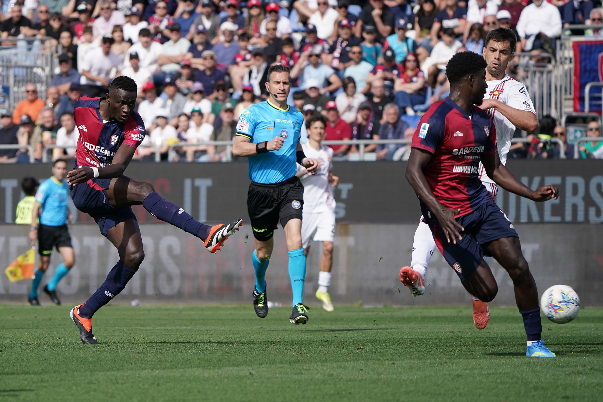 Mendy unisce il Cagliari sui social: "Vittoria di tutti, continuiamo così"