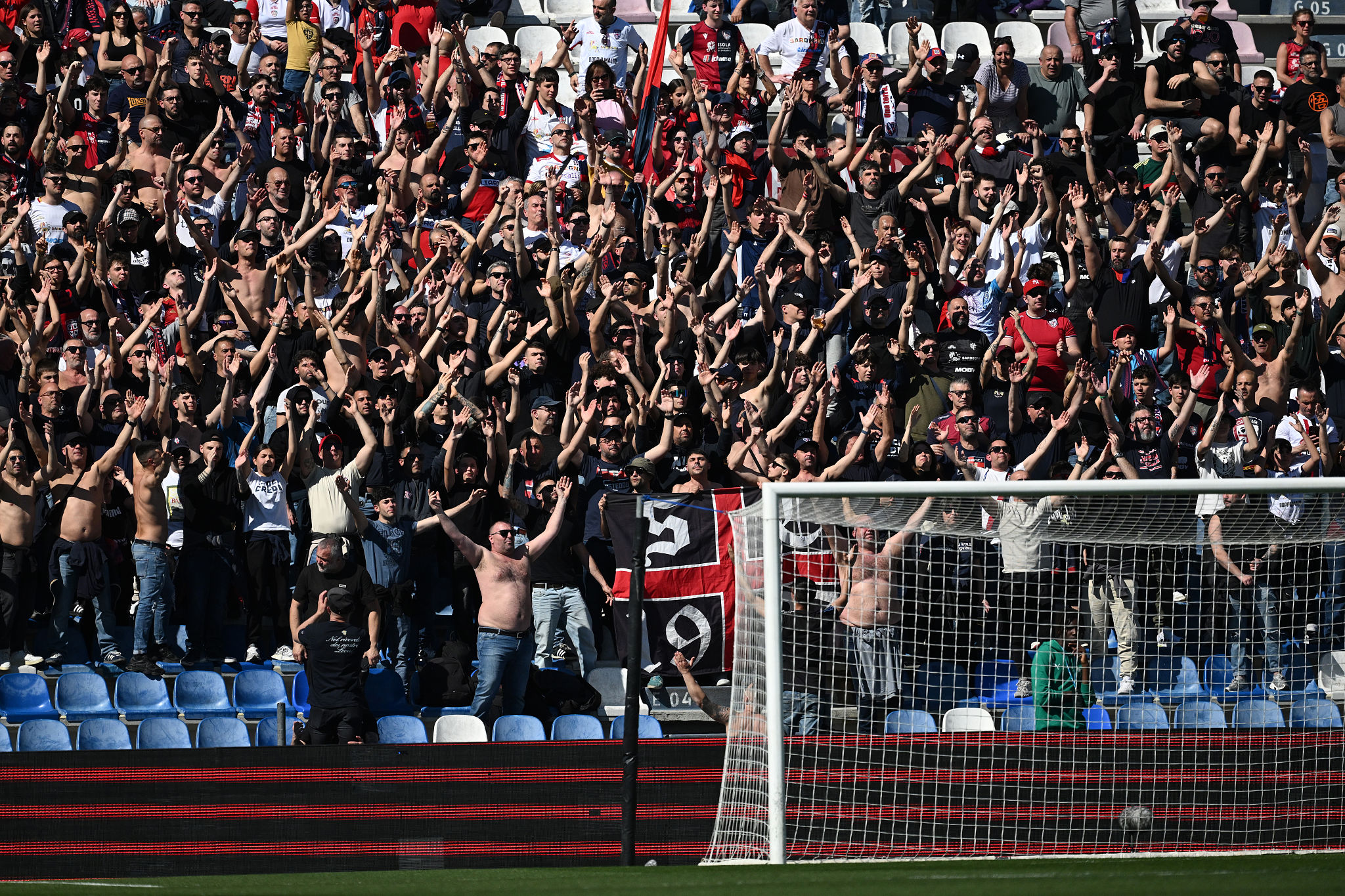 Confronto a Linate con la squadra: i tifosi del Cagliari pretendono una svolta