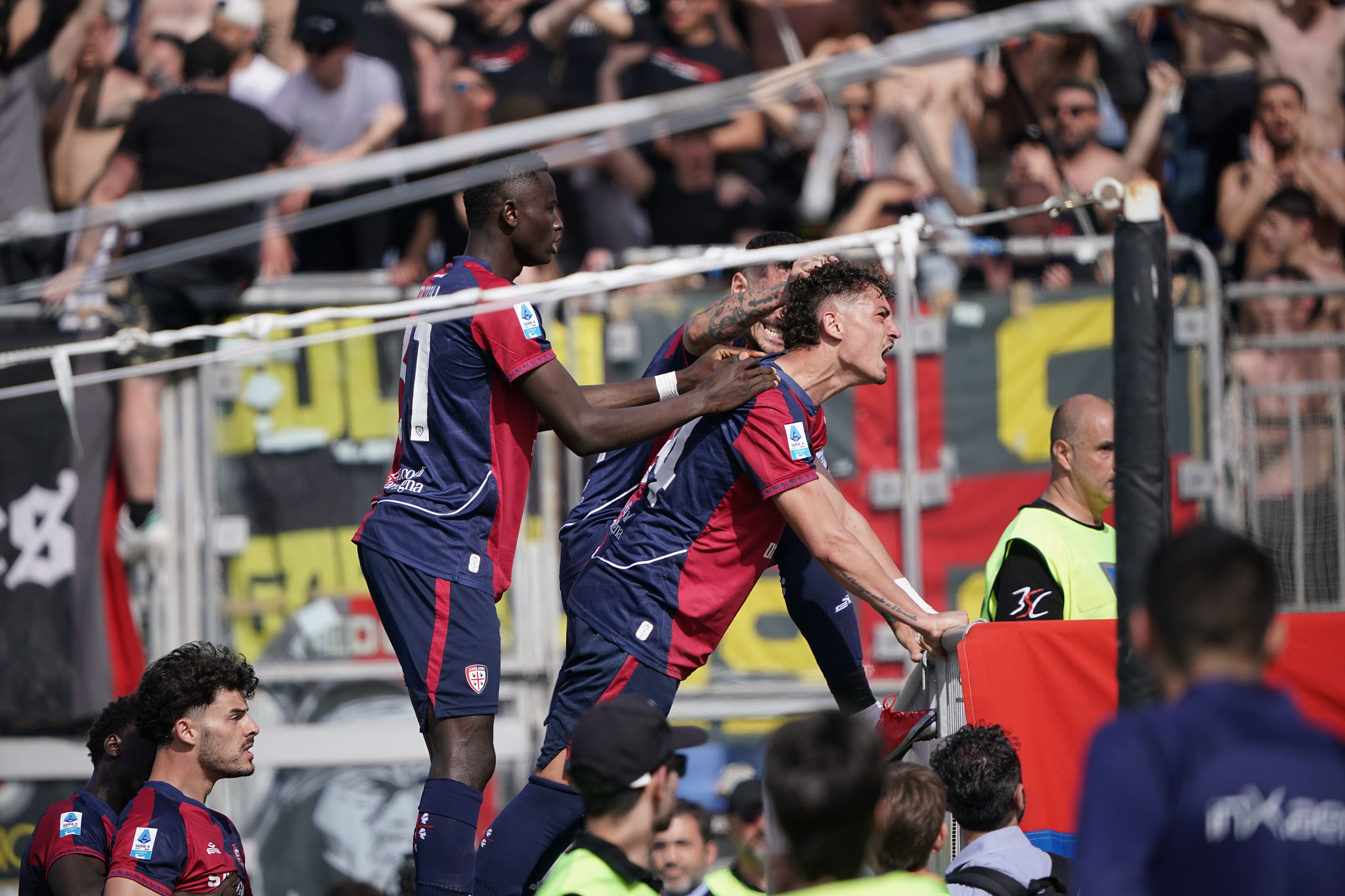 Esposito firma la vittoria, il Cagliari ritrova il sorriso sui social