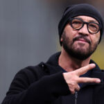 Zenga, look a sorpresa in tv: cravatta sulla pelle nuda