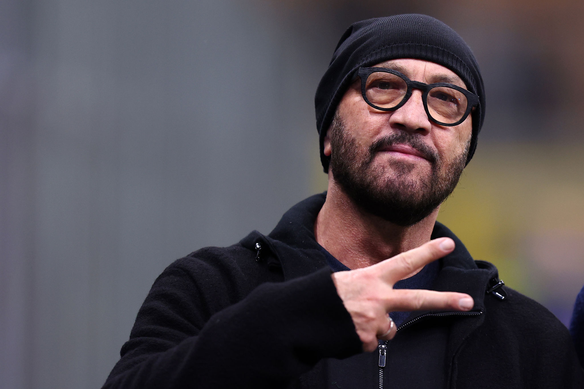 Zenga, look a sorpresa in tv: cravatta sulla pelle nuda