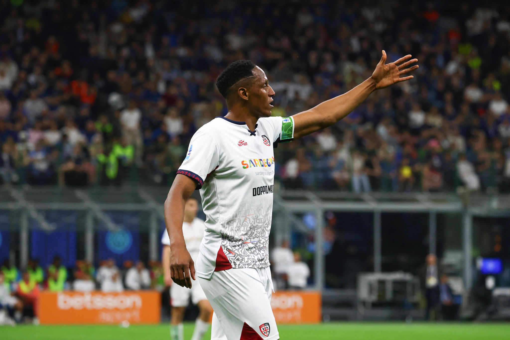 Kolarov riprende Mina, il retroscena dalla panchina in Inter-Cagliari