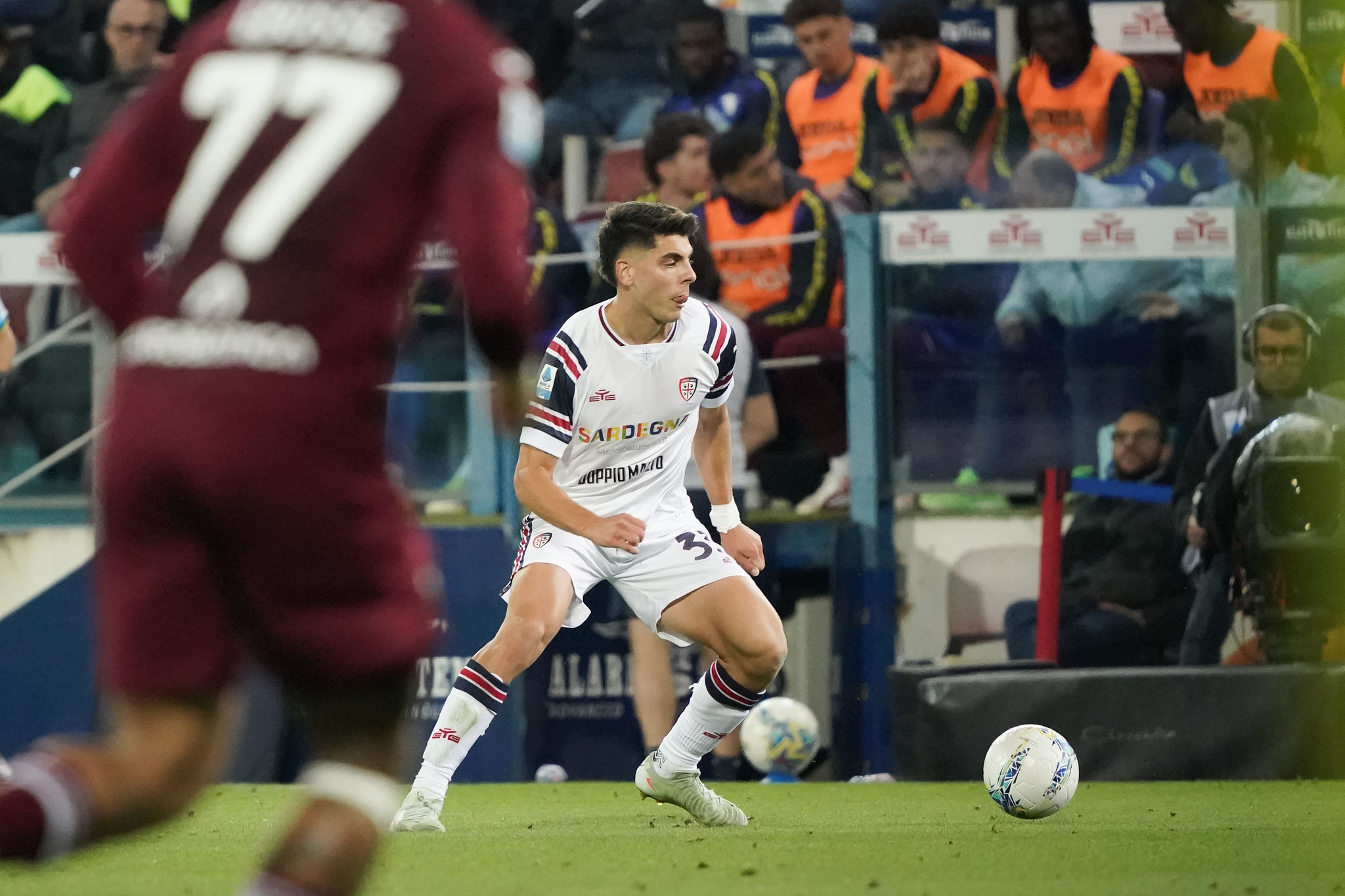 Fiorentina, Bologna e Torino su Adam Obert: il Cagliari fissa il prezzo per il suo difensore