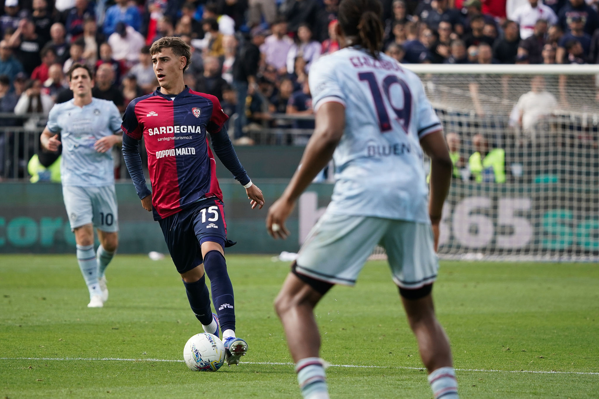 ✗ Ispirazione football americano per la nuova maglia away del Cagliari 2026/27